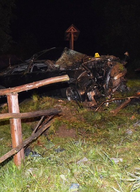 Opitý vodič skončil s autom v koryte potoka. To mu však neprekážalo, pokračoval ďalších 50 metrov