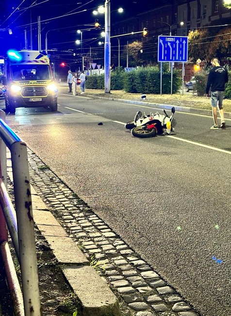 Motorkárka vrazila do stĺpa