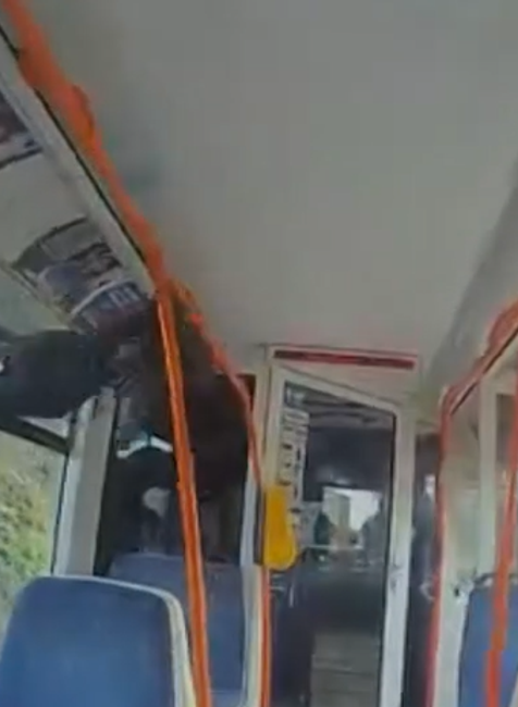 Muž sa dal na útek pred revízorom veľmi nezvyčajným spôsobom 