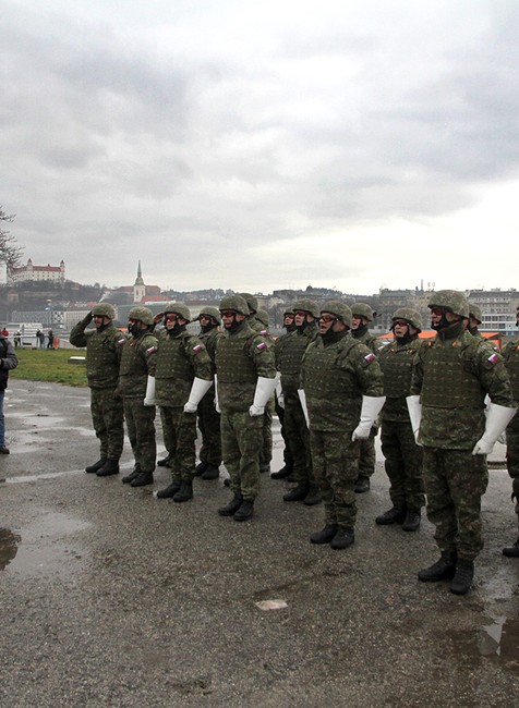 Z Tyršovho nábrežia sa niesol zvuk streľby. Profesionálni vojaci si pripomenuli vznik SR
