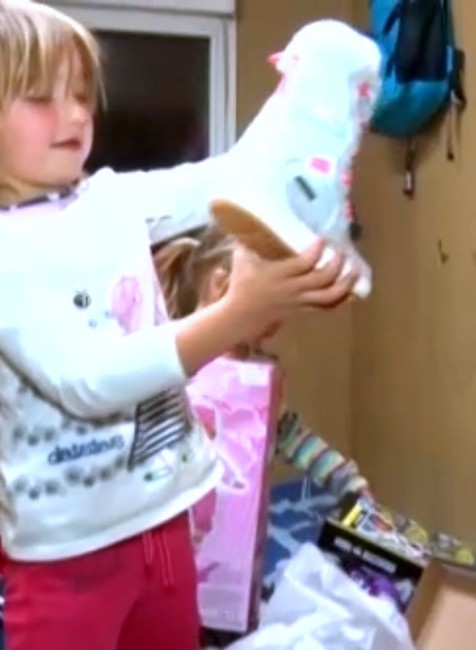 Osem detí s rodičmi sa tlačí v malej unimobunke. Darované Vianoce im spríjemnili vianočný čas