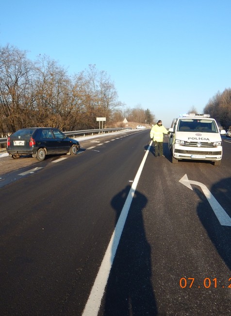 Čelná zrážka neďaleko Podkriváňa. Vodič prešiel do protismeru a zrazil sa s dvomi autami
