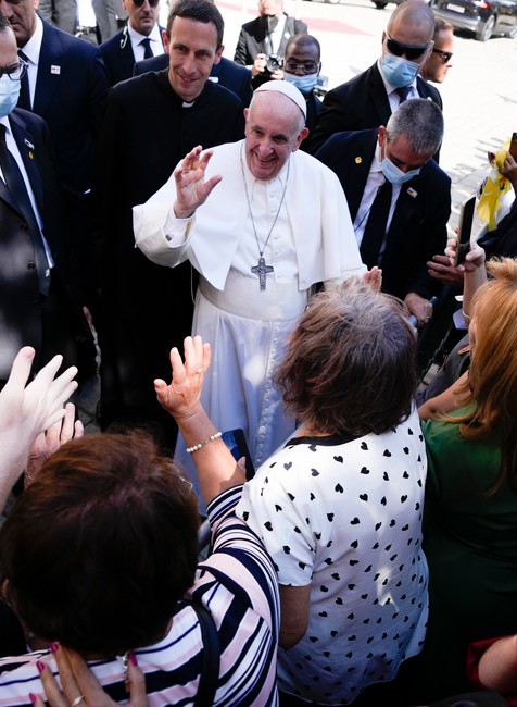 Pápež František pred Dómom sv. Martina s veriacimi