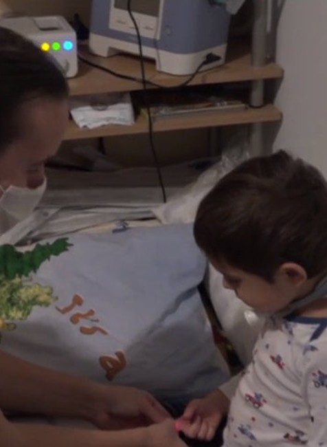 Zneužitie príbehu chorého chlapčeka.