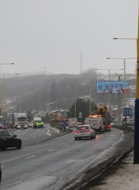 Polícia vyzýva vodičov k opatrnosti: Cez viaceré mestá presúvajú demolačný stroj po búraní bytovky v Prešove