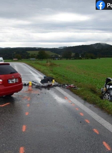 Čelnú zrážku áut starenka nemala šancu prežiť.