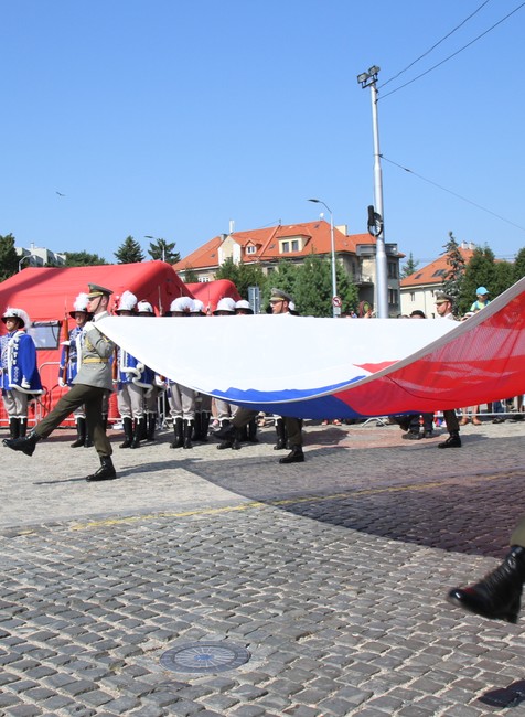 Pred budovou parlamentu už veje štátna vlajka