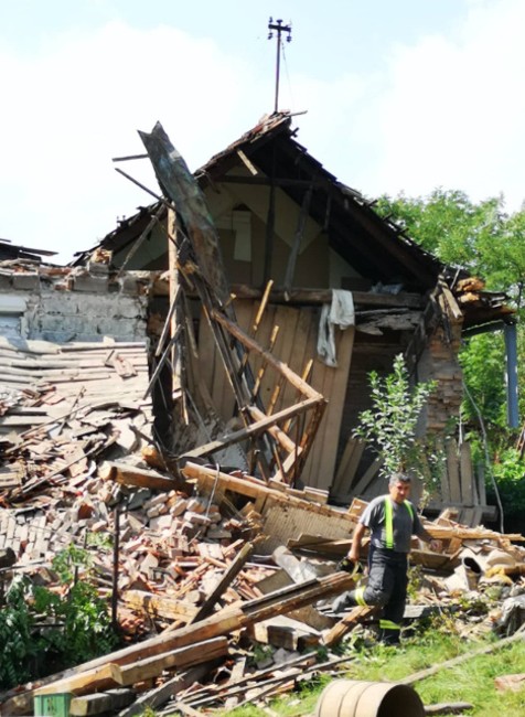 Na strednom Slovensku sa zrútil dom. Hasiči prehľadávajú sutiny