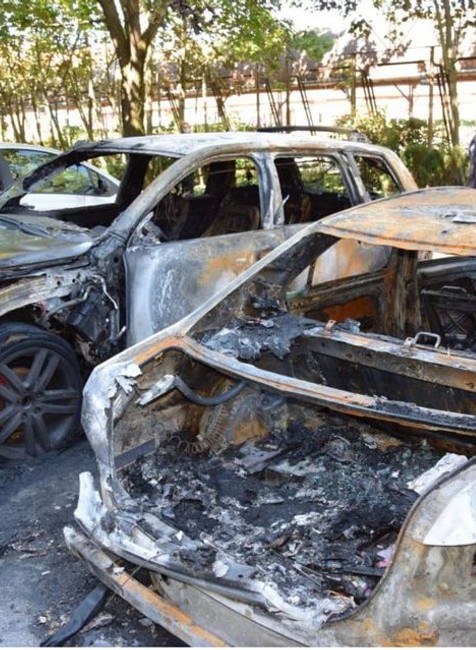 FOTO: V Komárne v noci zhoreli štyri autá. Polícia už začala trestné stíhanie 
