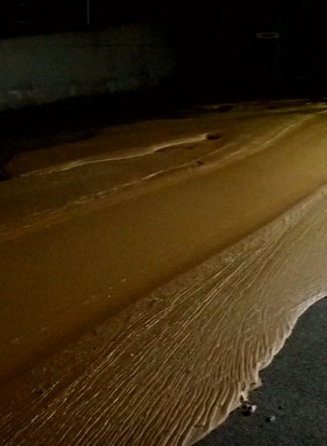 FOTO: Ulicu zaplavili litre čokolády. Hasičom museli pomáhať aj špecialisti