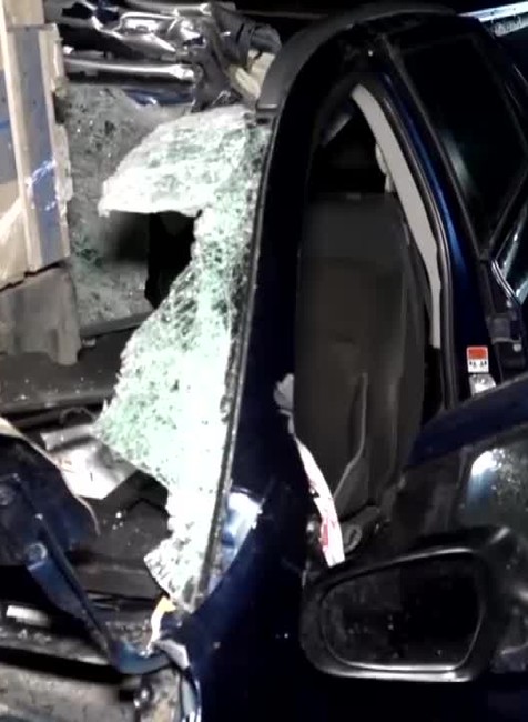 [multi] auto pod kamionom 3189