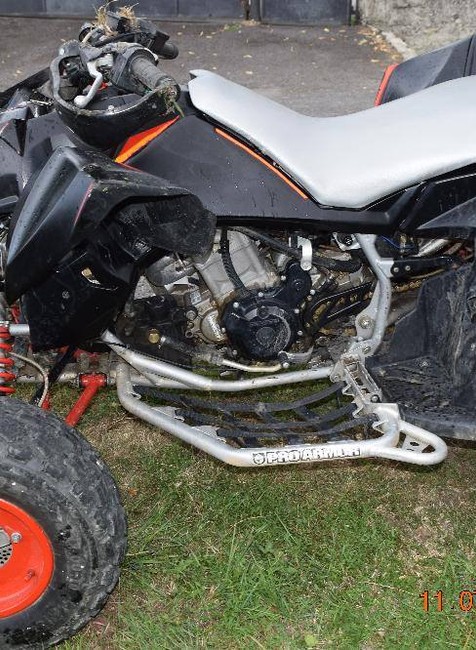 Vodič bez prilby skončil po nehode zakliesnený pod štvorkolkou