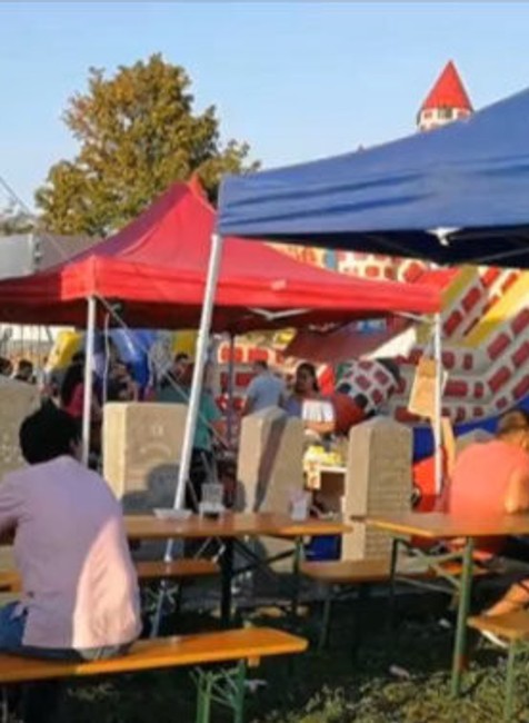 Obyvatelia mali hodové slávnosti priamo medzi pomníkmi. Židovská obec začala konať