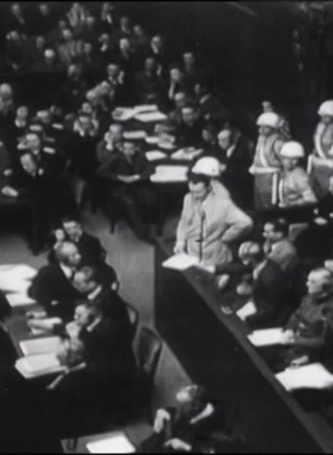 Záber z filmového záznamu vyhotoveného počas Norimberského procesu, ktorý zachytáva stojaceho Hermanna Göringa.