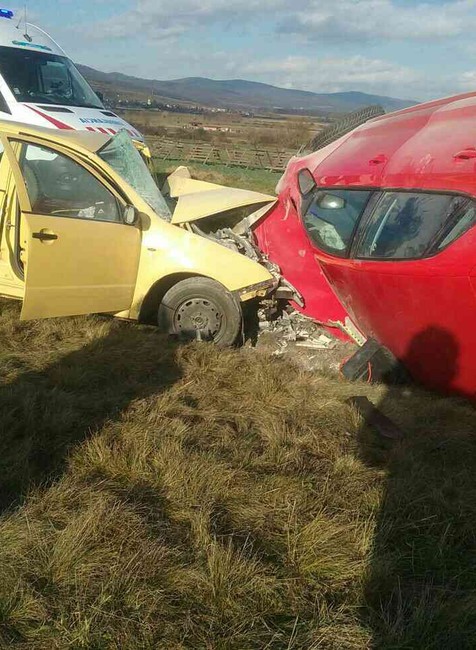 Zrážka dvoch áut pri Modre, zasahuje vrtuľník