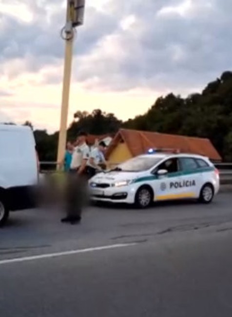 polícia na mieste, kde autobus zastavil