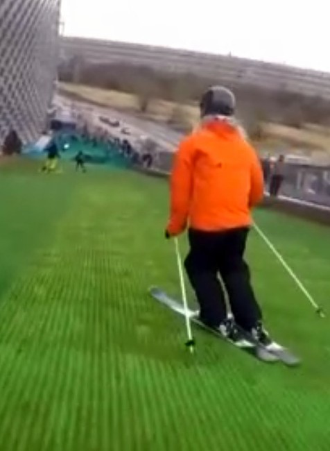 Geniálny eko-nápad. V krajine, kde takmer nie sú kopce, vymysleli spôsob, ako si zalyžovať