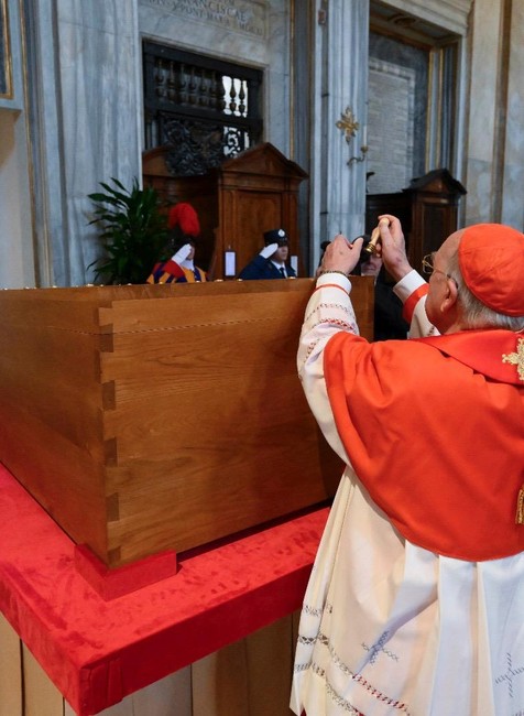 Pozostatky pápeža Františka uložili do hrobky