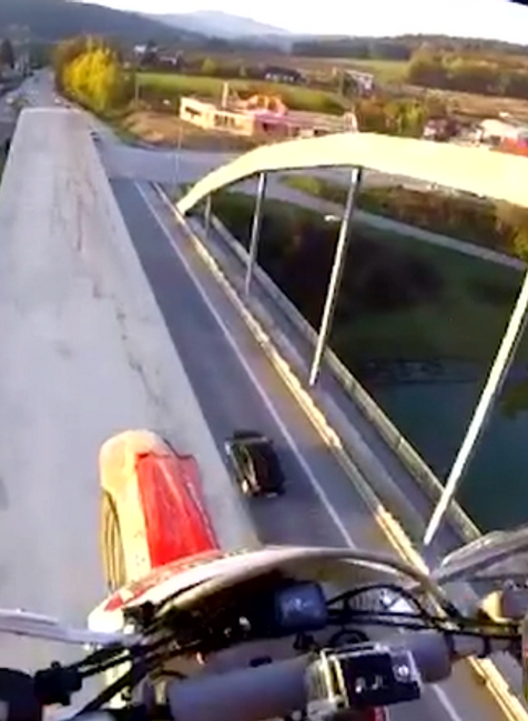 Kaskadérsky kúsok, z ktorého až mrazí. Video si zaslúžilo pozornosť celého internetu, ale aj polície