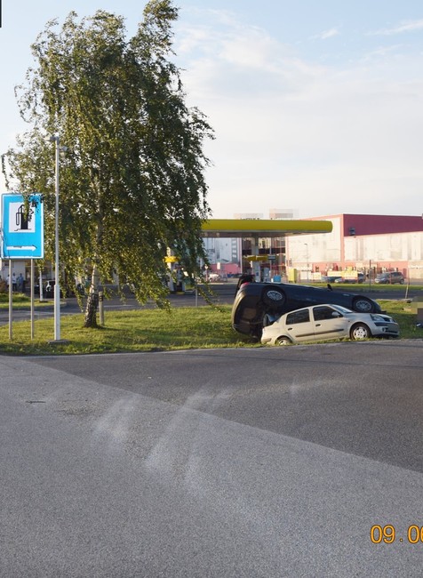 Pre predbiehaní skončil na streche pred ním idúceho auta, na krku má už obvinenie 