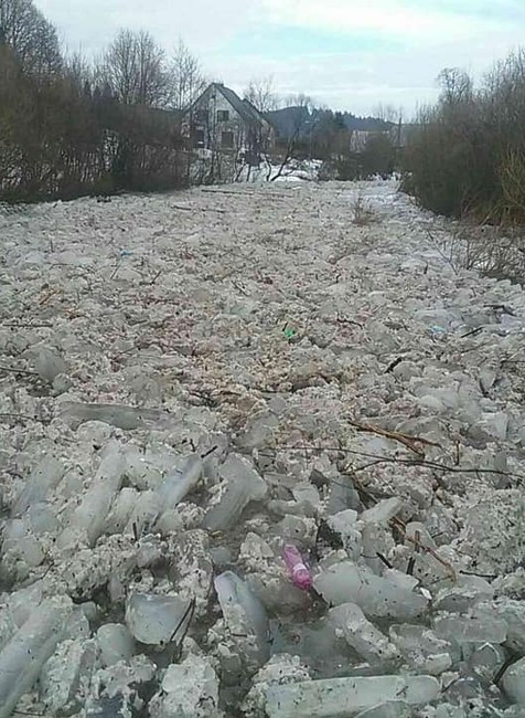 Na rieke Kysuca sa nahromadili ľadové kryhy, hrozí pretrhnutie lávky 