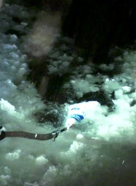 Nočný pád do rieky. Záchranári pomáhali mužovi z ľadovej vody