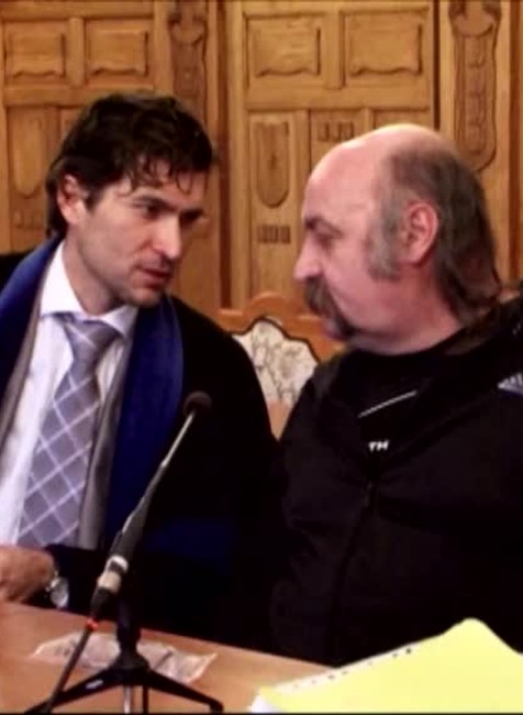 Vareha komunikuje za firmy spoza mreží aj bez počítača. Pod posteľou má tony listín