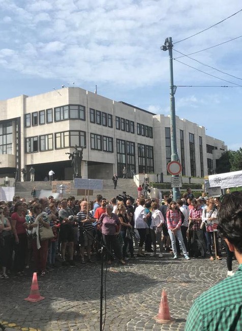 Vedci z SAV protestujú pred parlamentom