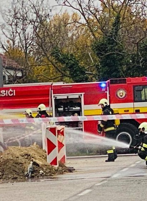 Hasiči zasahovali vo Vajnoroch pri požiari plynovej prípojky.