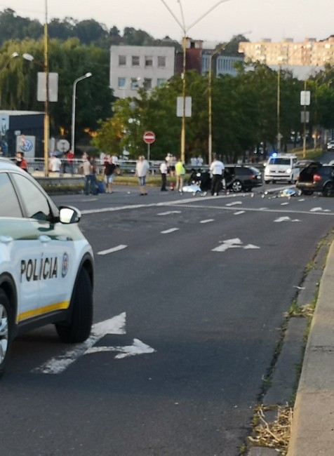 Vážna nehoda v Lučenci: O život prišli dve osoby, na mieste zasahoval vrtuľník