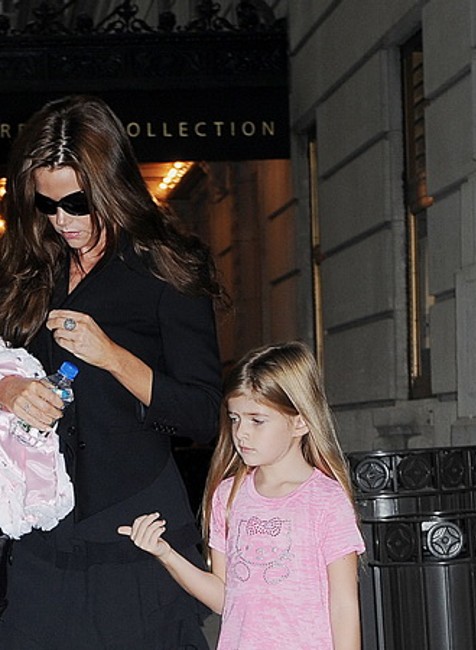  so svojou exmanželkou a dcérami