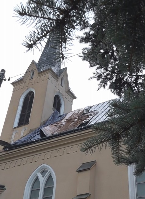 Poškodený kostol v Kochanovciach