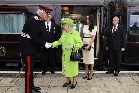 Kráľovná Alžbeta II. a Meghan