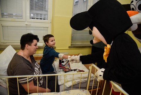 Sviatky nemôžu osláviť doma. Kúzlo Vianoc priniesli aj deťom v nemocnici