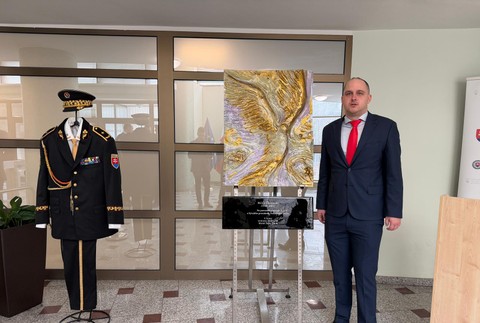 Šutaj Eštok daroval synovi Lučanského reliéfnu plastiku „Padlý anjel“