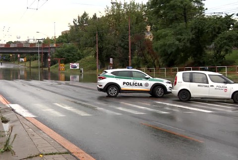 [multi] Búrky na území Slovenska zalarmovali hasičov. Počasie skomplikovalo aj dopravu 3106