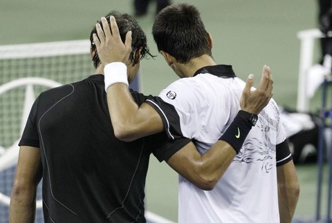 Nadal s Djokovičom v objatí chrbtom