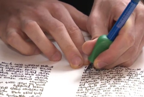 Židovská komunita v Bratislave je stále aktívna. Do života uviedli novú tóru