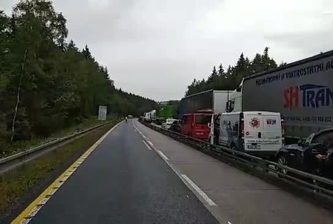 Kolóna na českej D1, zhorel tam kamión1399
