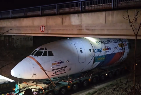 Vládny špeciál prevážajú popod most 2