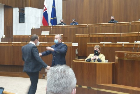 Roztržka v parlamente 