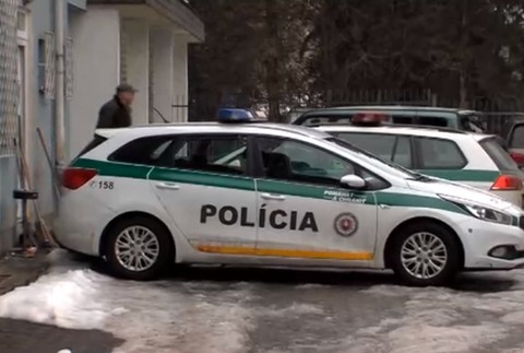 Tragédia v Snine. Žena (41) bodla do hrude 23-ročného druha 