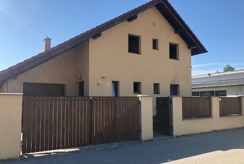 Nešťastie v rodinnom dome. Po požiari skončili syn s matkou v nemocnici