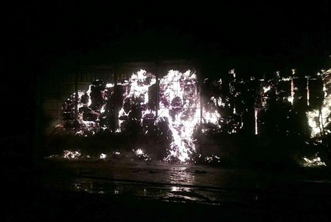 Hasiči už 13 hodín zasahujú pri požiari senníka