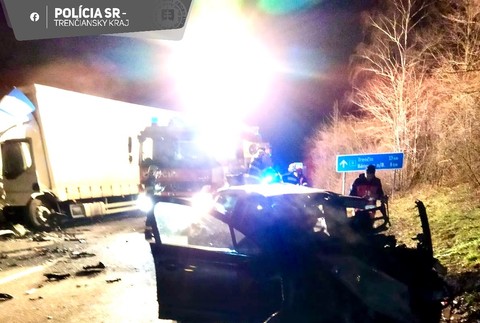 tragicka nehoda zrazka auta a nakladiaka (3)