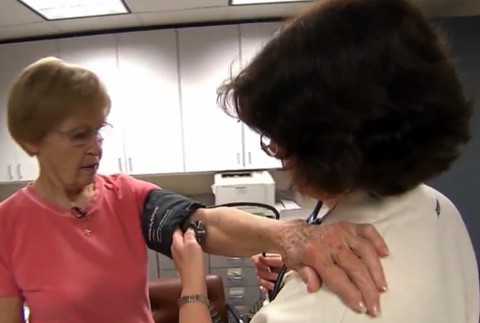 Lieky na vysoký tlak je najlepšie užívať večer, tvrdia odborníci