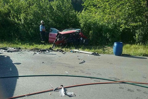 Nehoda áut na strednom Slovensku. Cestu uzavreli