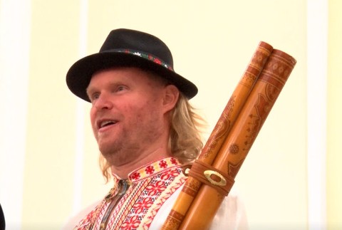 Kňaz po polnočnej omši zabával veriacich. Prezliekol sa do kroja