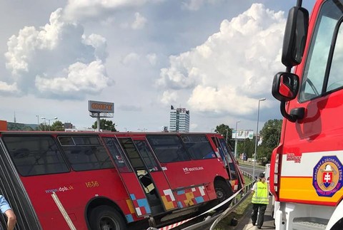 Prevrátený autobus po nehode pod Prístavným mostom 