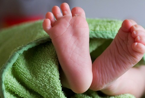 Bábätko chlapček nohy